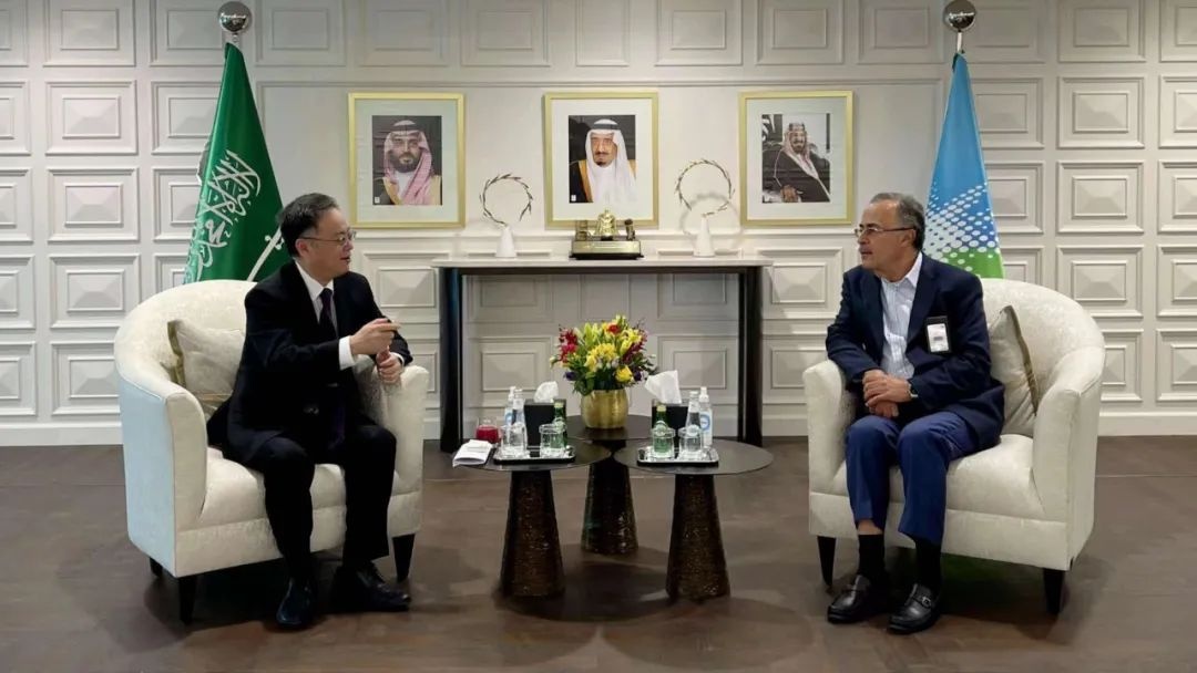 陈伟庆大使会见沙特阿美总裁兼首席执行官阿敏·纳赛尔