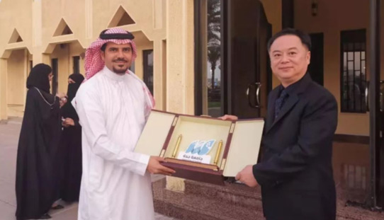 驻沙特大使陈伟庆会见吉达大学校长阿德南