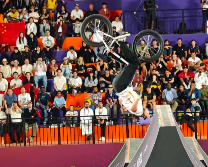 常华大使看望中国自由式小轮车队