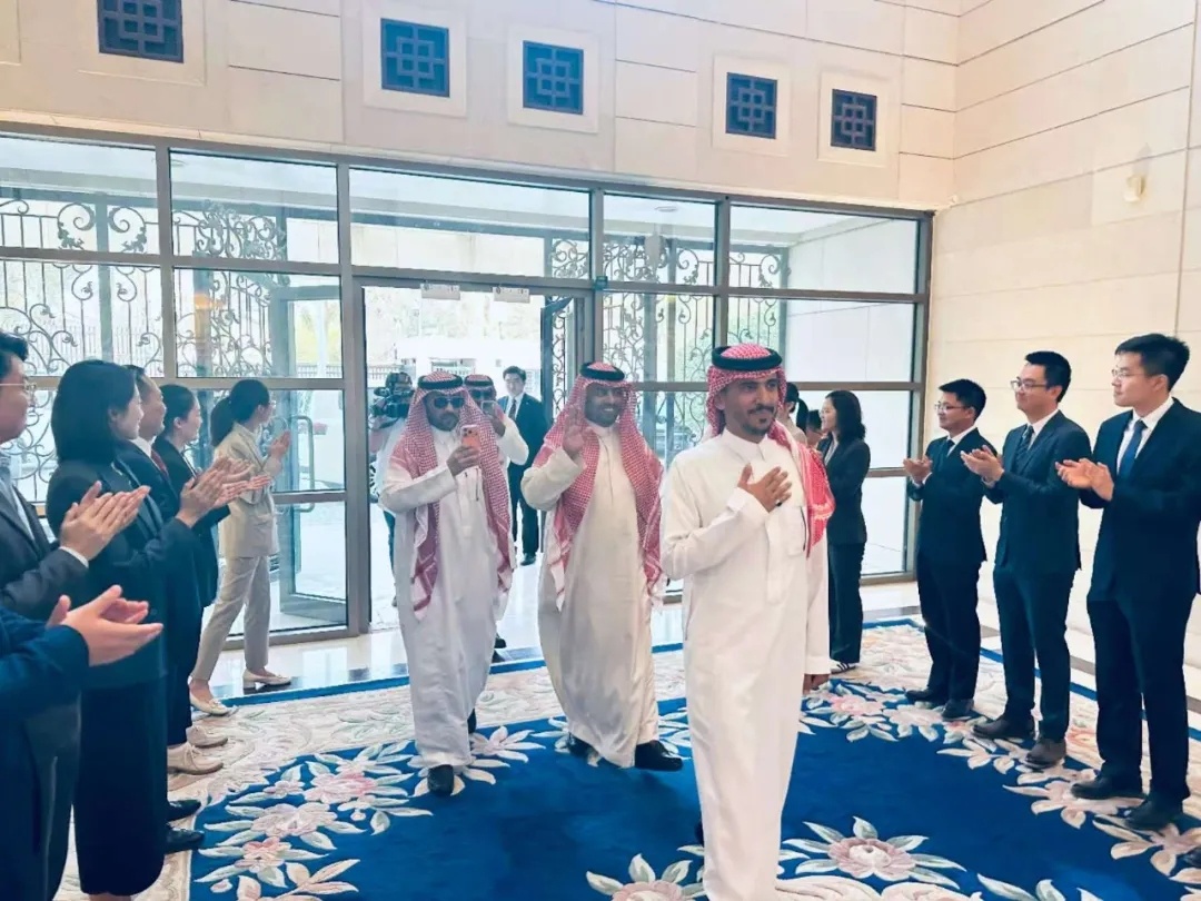 常华大使表彰沙特见义勇为青年