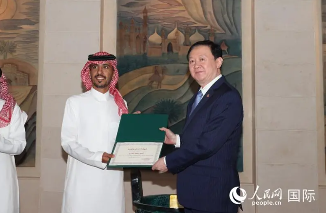 中国驻沙特使馆表彰沙特见义勇为青年