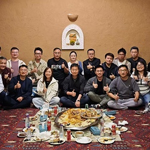 我们的总部和区域同事齐聚在利雅得的一家餐厅用餐