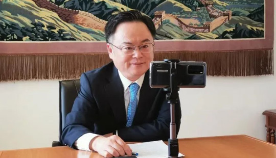 陈伟庆大使与沙特商务大臣卡斯比举行视频会议